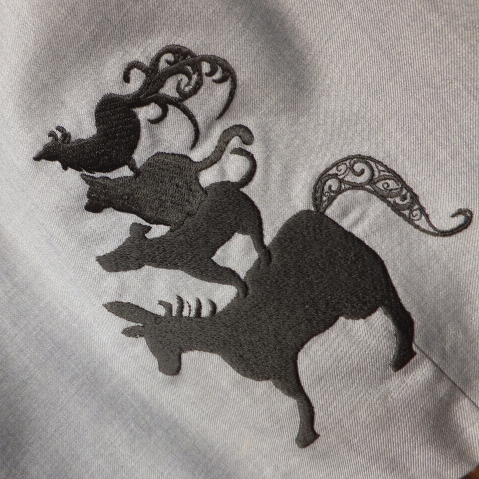 セミオーダーメイド刺繍 ブレーメン音楽隊のシルエットを刺繍したオリジナルワンピースを製作 Mimi刺繍 東京 吉祥寺の小さな刺繍屋さん