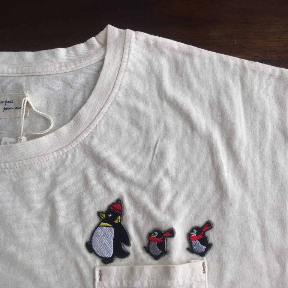 ［ペンギンの行進］刺繍Tシャツ襟ぐりアップ