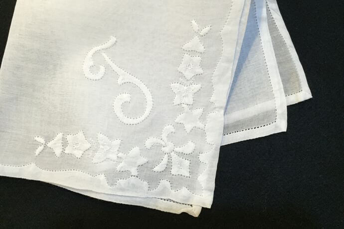Buranoハンドワーク刺繡ハンカチーフ：イニシャル T折りたたんだ状態
