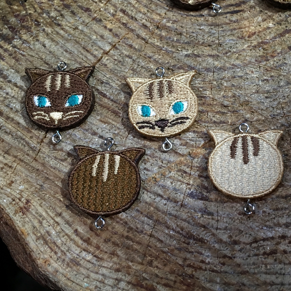 アクセサリー猫パーツの刺繍製作1