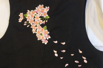 お客様ギャラリー：オーダーメイド刺繍の桜デザインをベストの背面全体に刺繍した特別な刺繍の製作。