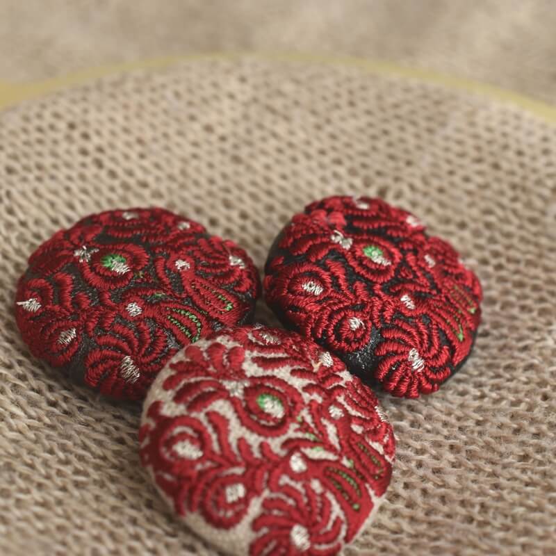 赤ハンガリー孔雀くるみボタンブルー刺繍ブローチ/29