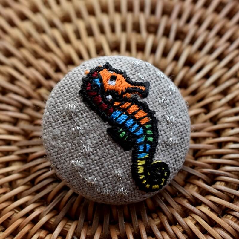 タツノオトシゴ水玉くるみボタン刺繍ブローチ/29