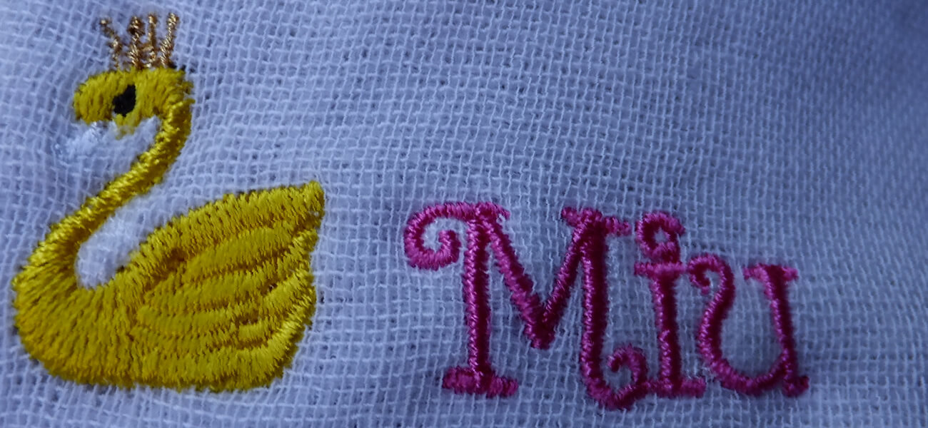 オリジナル刺繍のスワンとMIUの名前の組み合わせ