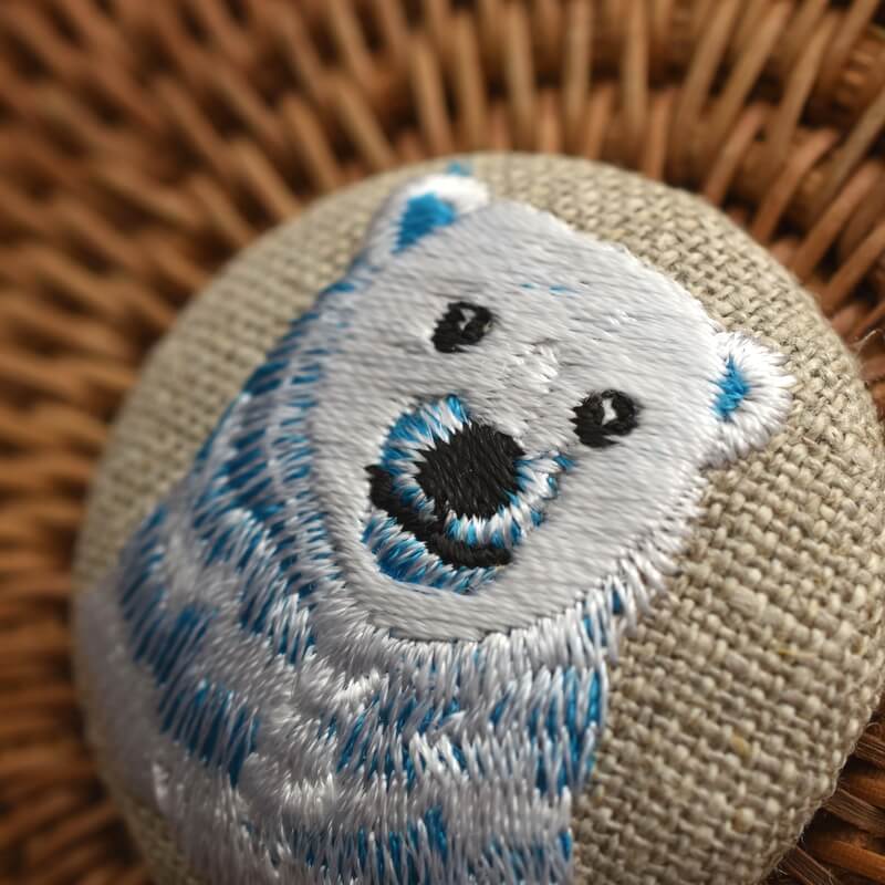 白熊ブルーくるみボタン刺繍ブローチ/38