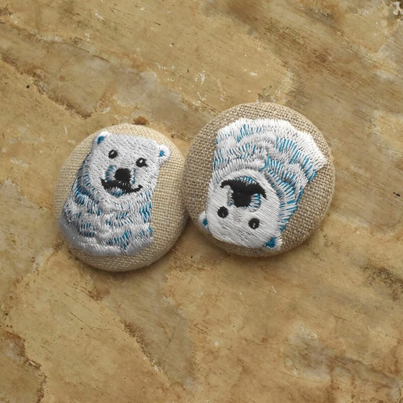 白熊ブルーくるみボタン刺繍ブローチ/38
