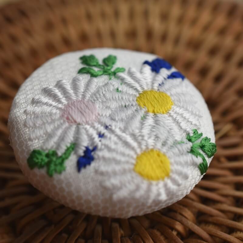 マーガレットくるみボタン刺繍ブローチ/29