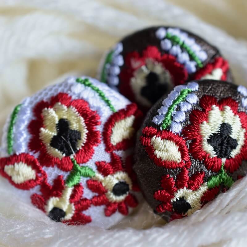 白いハンガリー実と花くるみボタン刺繍ブローチ/29