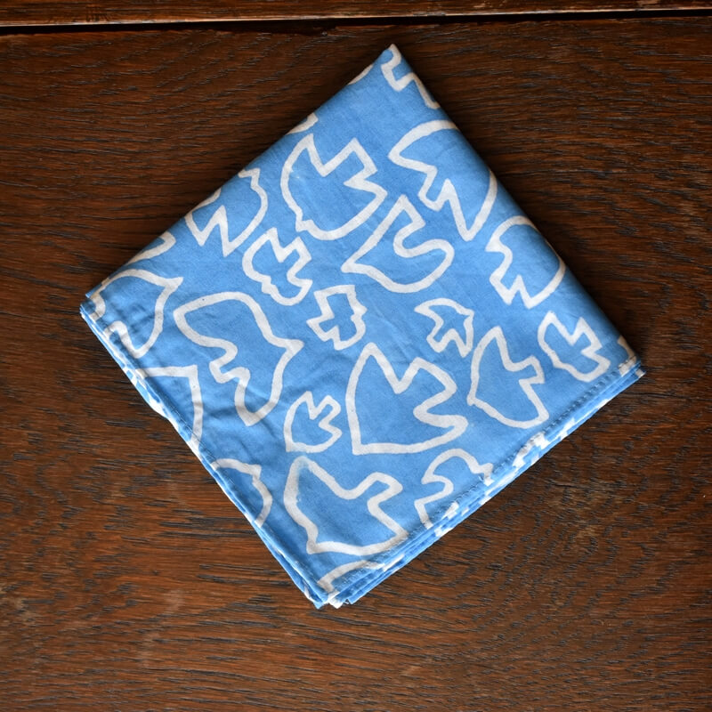 羽ばたく鳥のプリントハンカチ