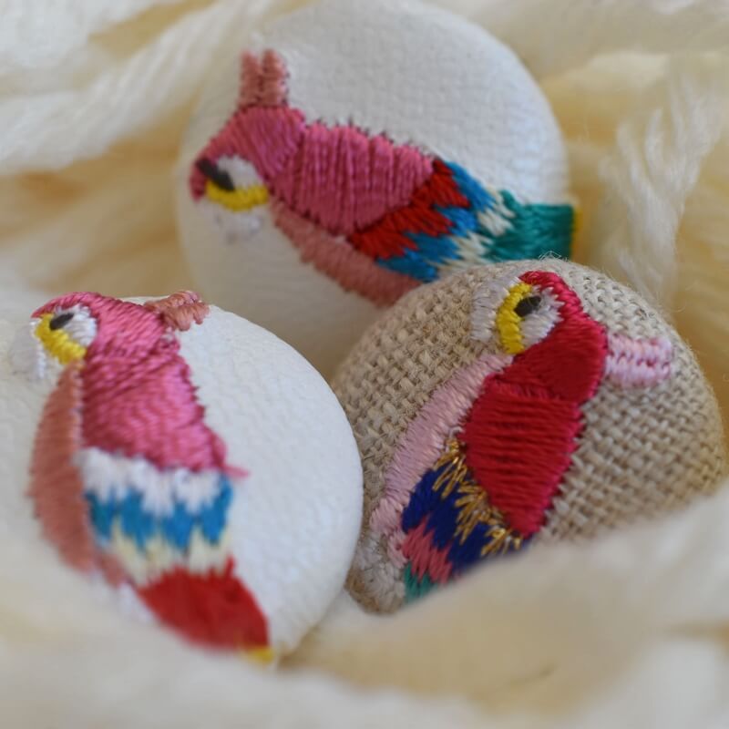 ピンクオウム･くるみボタン刺繍ブローチ/22