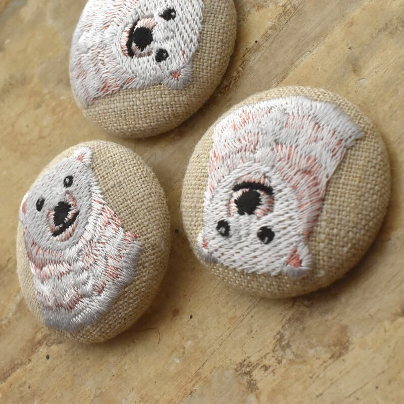 白熊ピンクくるみボタン刺繍ブローチ/38