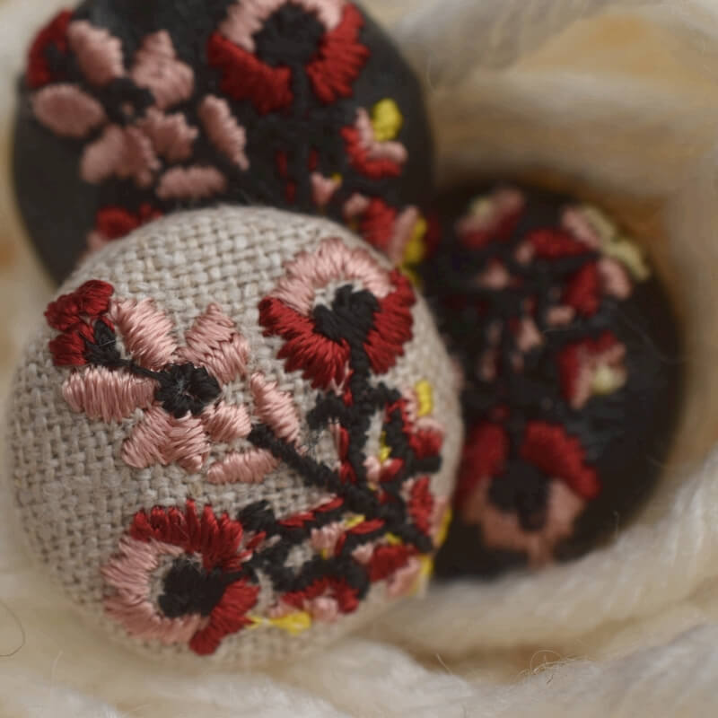 お花3輪ピンクくるみボタン刺繍ブローチ/22