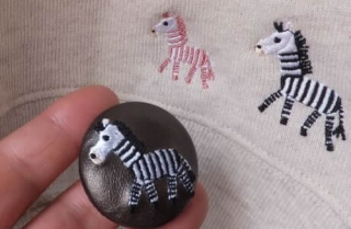 刺繍くるみボタンのシマウマの図案をスウェットに刺繍したオリジナル刺繍