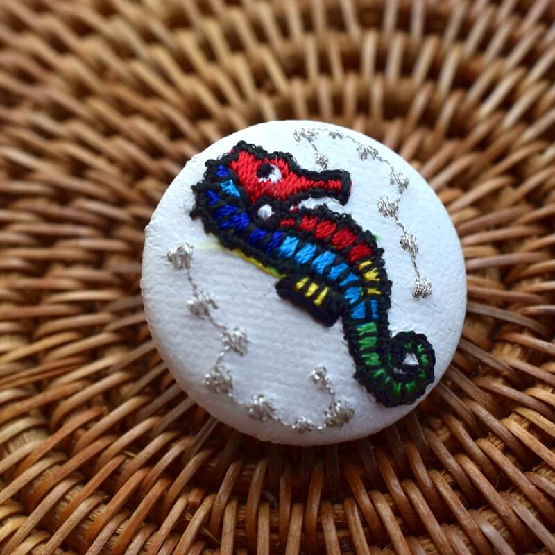 タツノオトシゴ水玉くるみボタン刺繍ブローチ/29