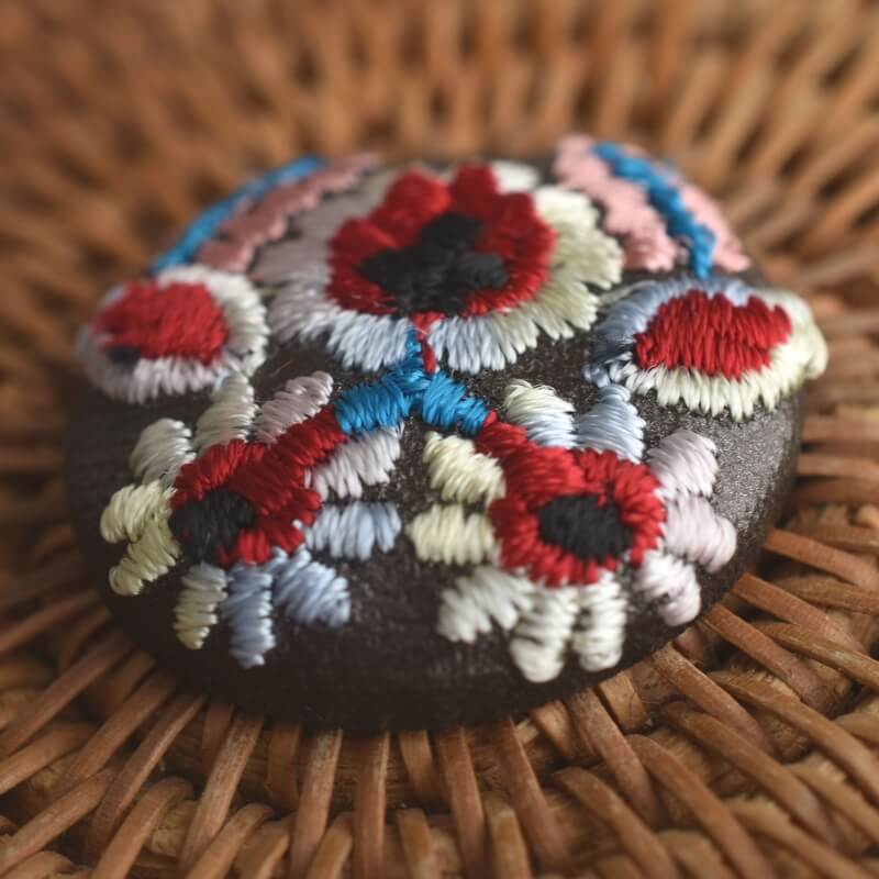 ピンク色ハンガリー実と花くるみボタン刺繍ブローチ/29