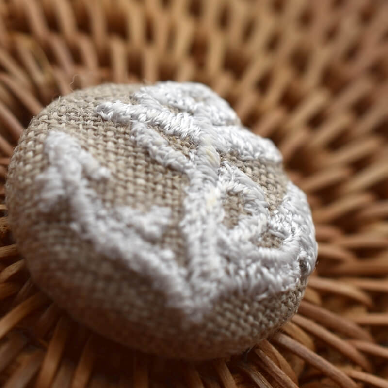 アンカー白い碇･くるみボタン刺繍ブローチ/22