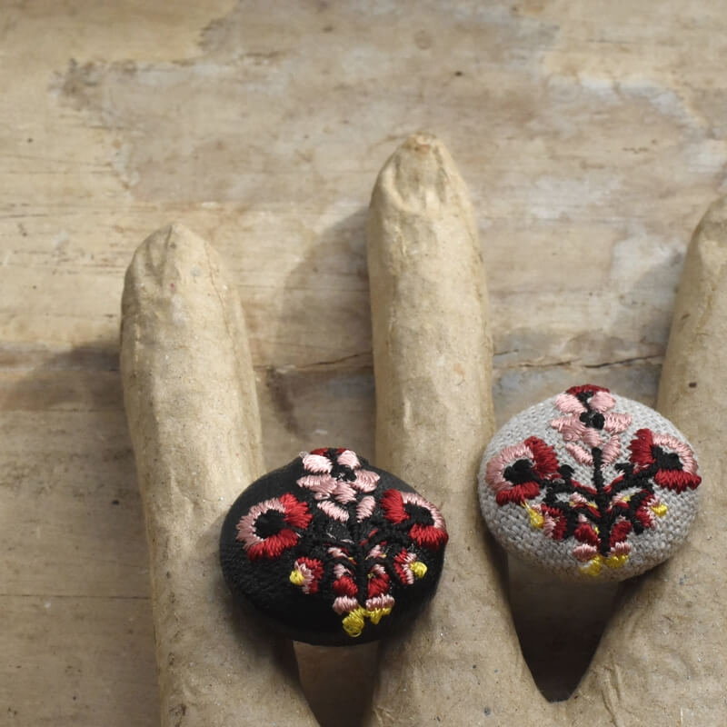 お花3輪ピンクくるみボタン刺繍ブローチ/22