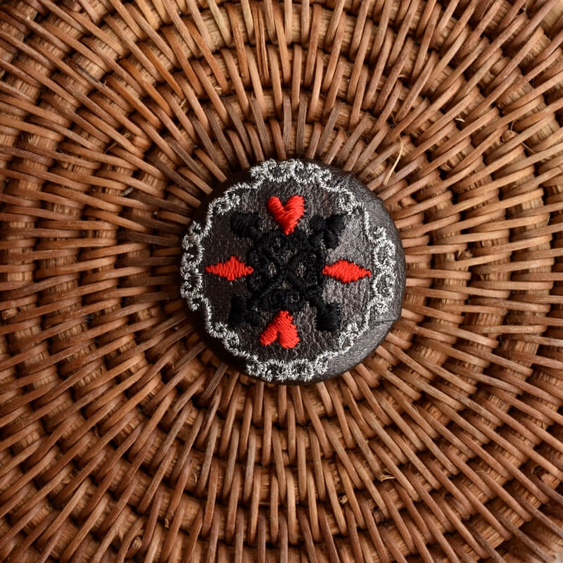 銀トランプくるみボタン刺繍ブローチ/29