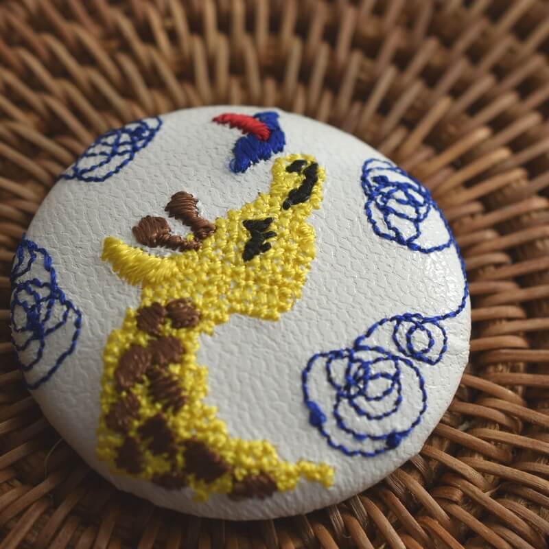 キリンくるみボタン刺繍ブローチ/38