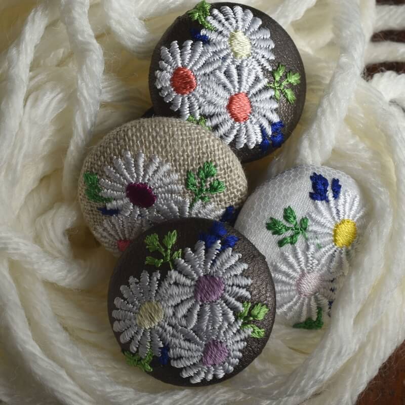 マーガレットくるみボタン刺繍ブローチ/29