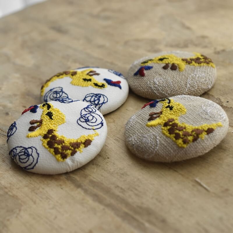 キリンくるみボタン刺繍ブローチ/38