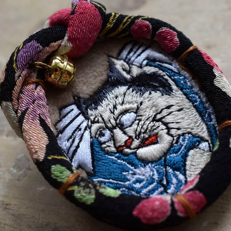 やぶにらみ猫の刺繍ブローチ