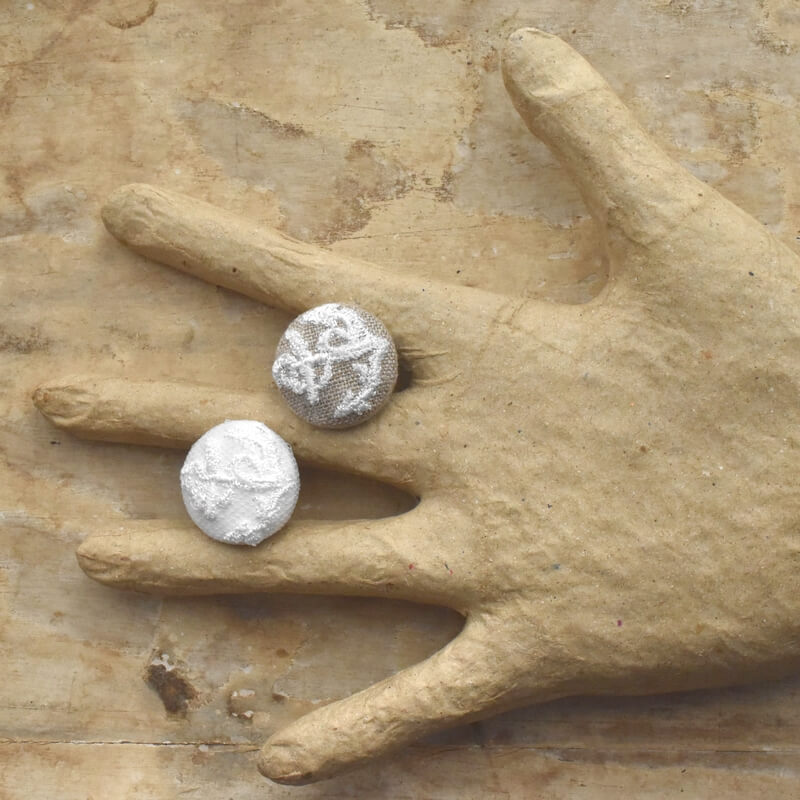 アンカー白い碇･くるみボタン刺繍ブローチ/22