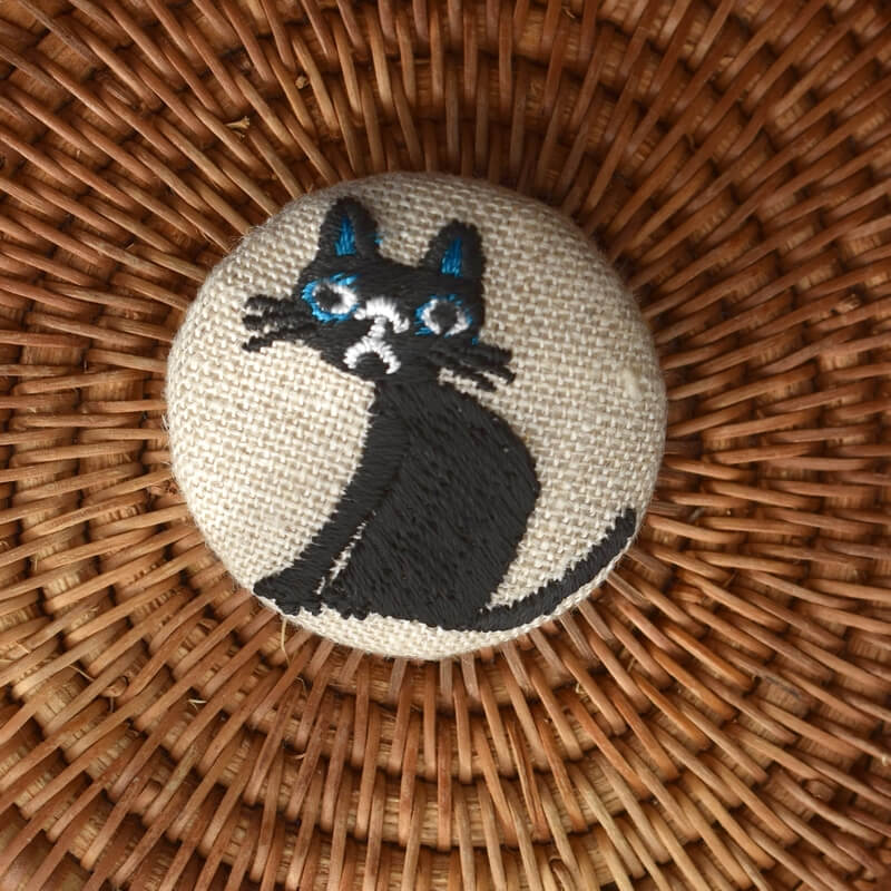 空色猫へのじくるみボタン刺繍ブローチ/38