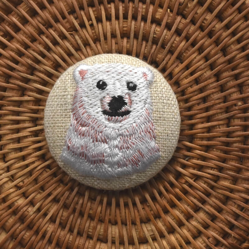 白熊ピンクくるみボタン刺繍ブローチ/38