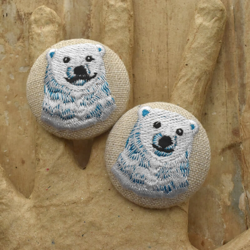 白熊ブルーくるみボタン刺繍ブローチ/38