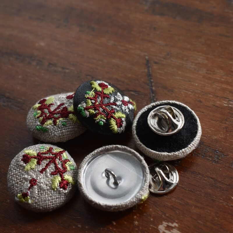 お花3輪シルバーくるみボタン刺繍ブローチ/22