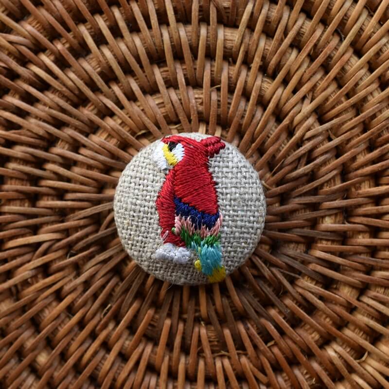 赤いオウム･くるみボタン刺繍ブローチ/22
