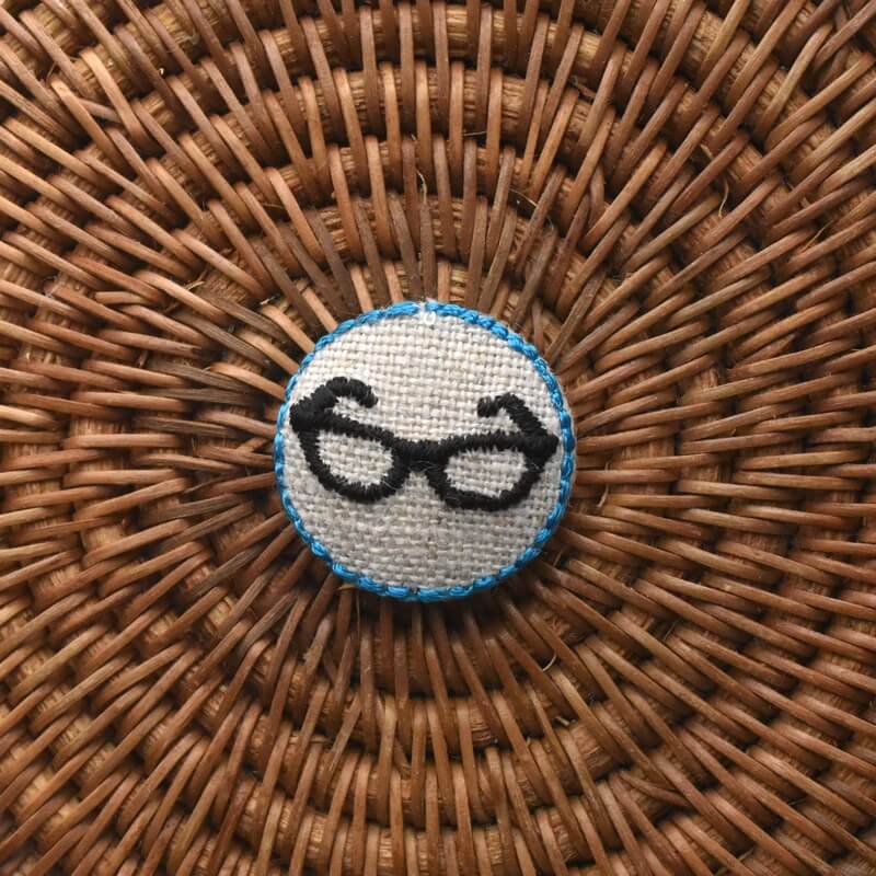 黒ぶちメガネくるみボタン刺繍ブローチ/22