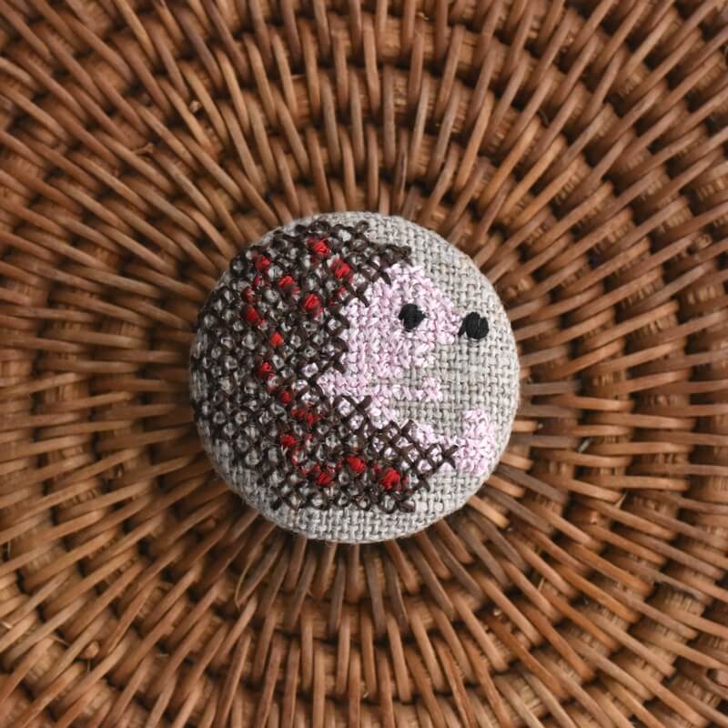 茶色ハリネズミくるみボタン刺繍ブローチ/29