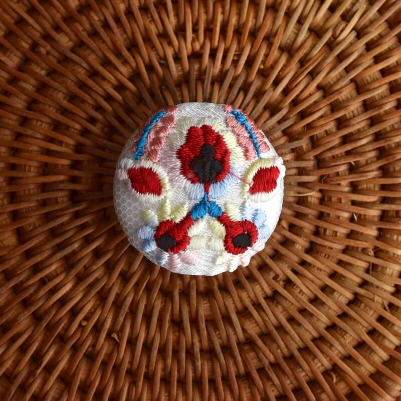 ピンク色ハンガリー実と花くるみボタン刺繍ブローチ/29