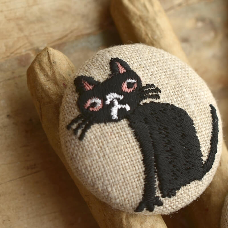 桃色猫へのじくるみボタン刺繍ブローチ/38