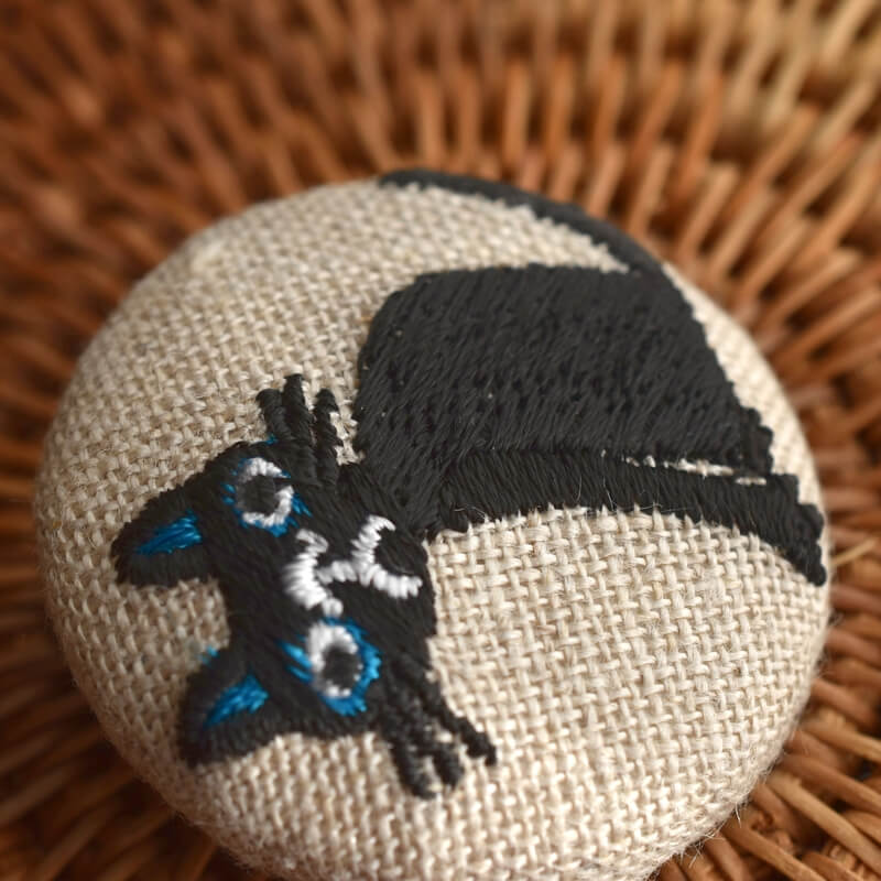 空色猫へのじくるみボタン刺繍ブローチ/38