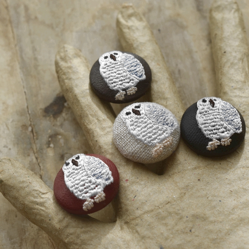 白フクロウくるみボタン刺繍ブローチ/22