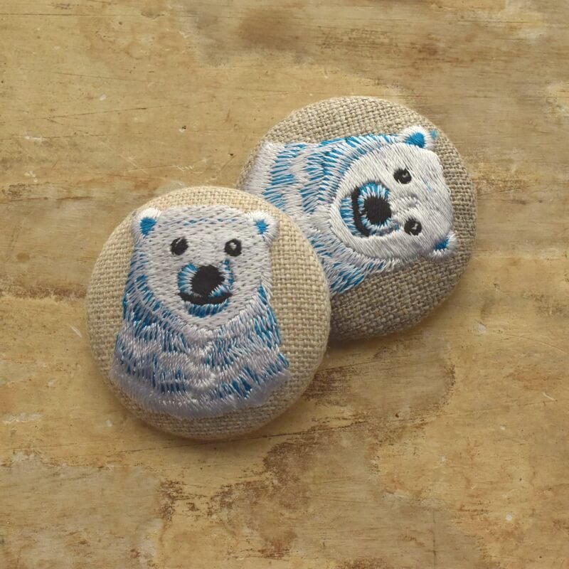 白熊ブルーくるみボタン刺繍ブローチ/38