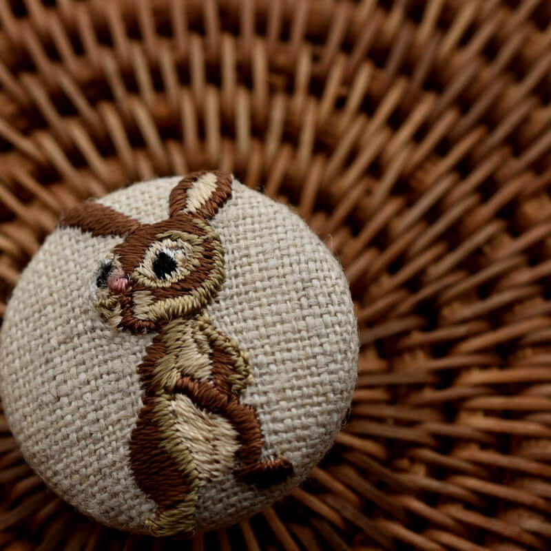 うさぎくるみボタン刺繍ブローチ/29