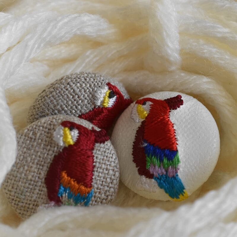 赤いオウム･くるみボタン刺繍ブローチ/22