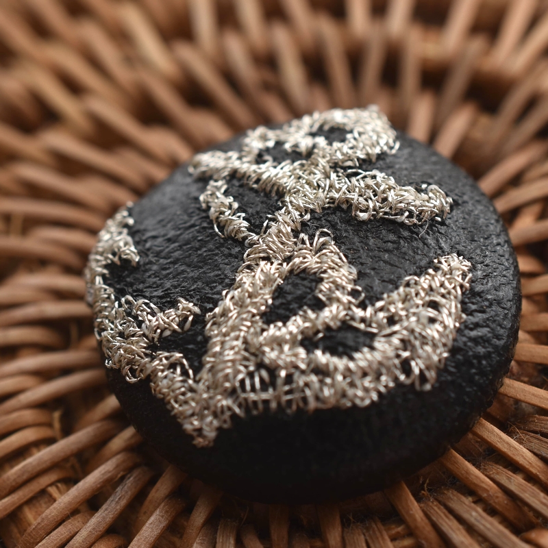 アンカー銀の碇･くるみボタン刺繍ブローチ/22