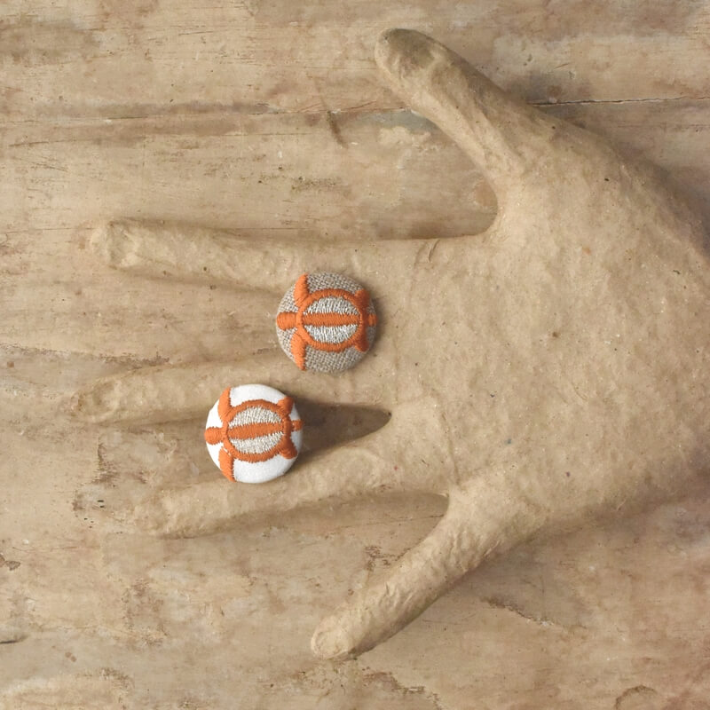 オレンジ色のホヌ海亀くるみボタン刺繍ブローチ/22
