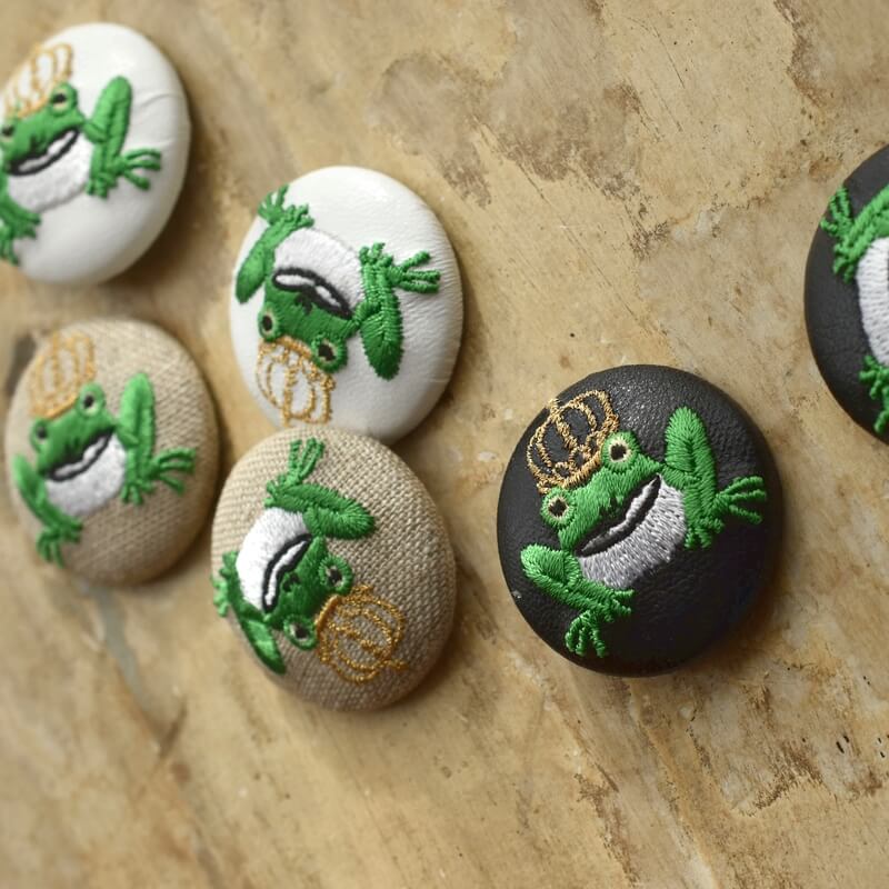 金カエルKINGくるみボタン刺繍ブローチ/38