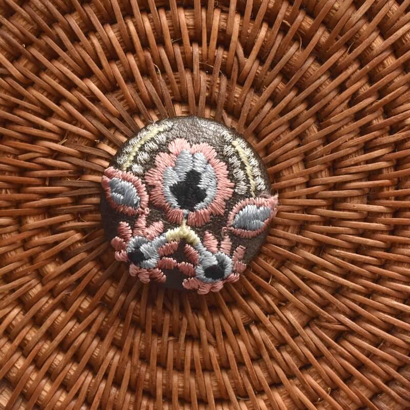 ハンガリー実と花くるみボタン刺繍ブローチ/29