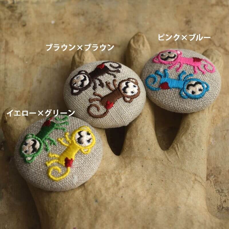 おさるダンスくるみボタン刺繍ブローチ/38