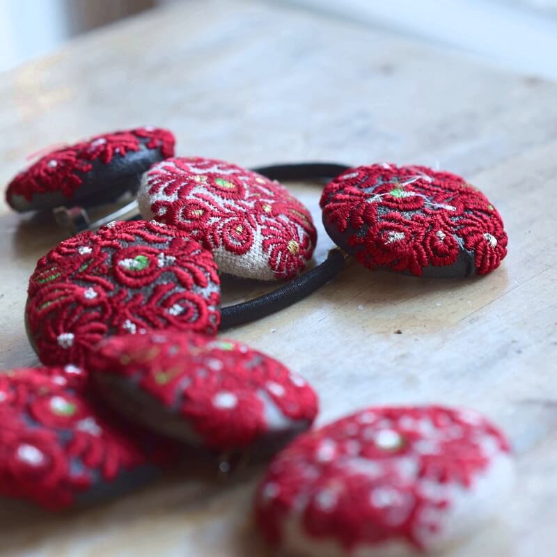 赤ハンガリー孔雀くるみボタンブルー刺繍ブローチ/29