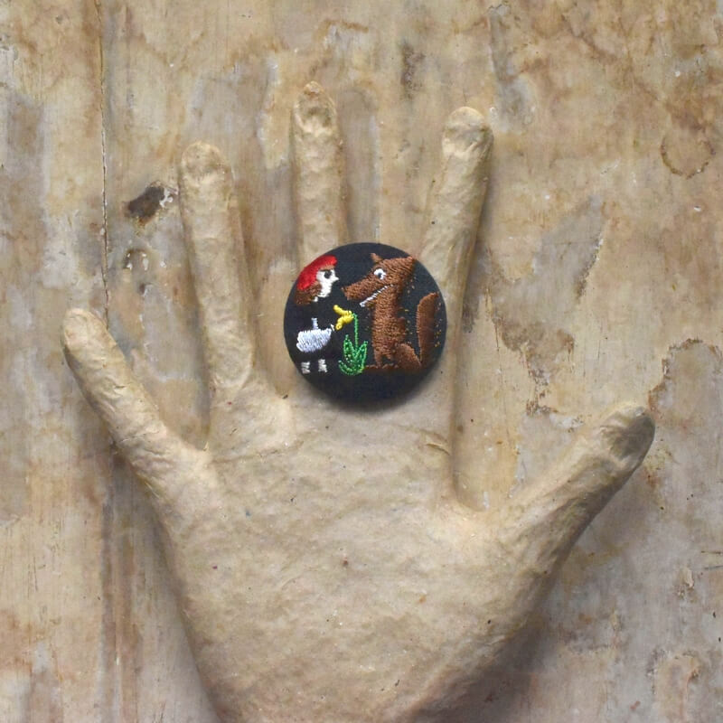 赤頭巾ちゃんくるみボタン刺繍ブローチ/38