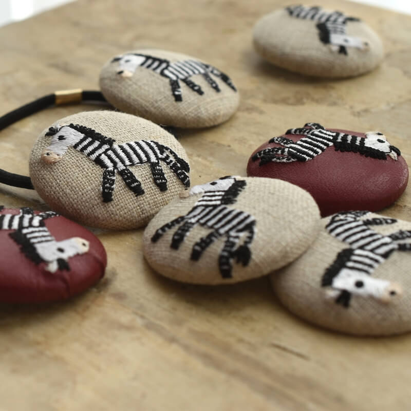 シマウマくるみボタン刺繍ブローチ/38