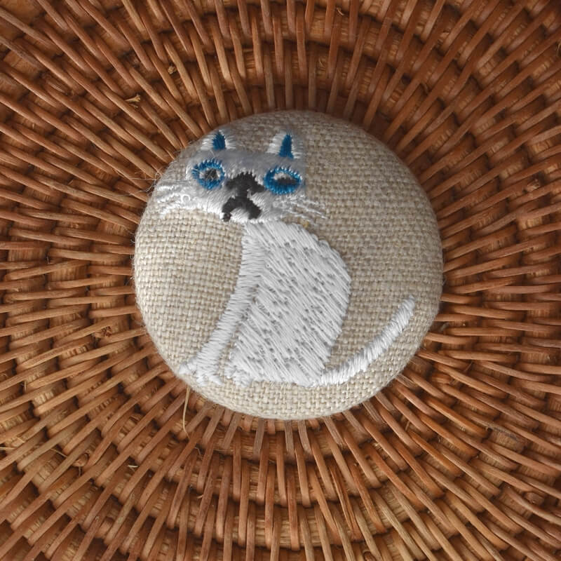 空色猫へのじくるみボタン刺繍ブローチ/38